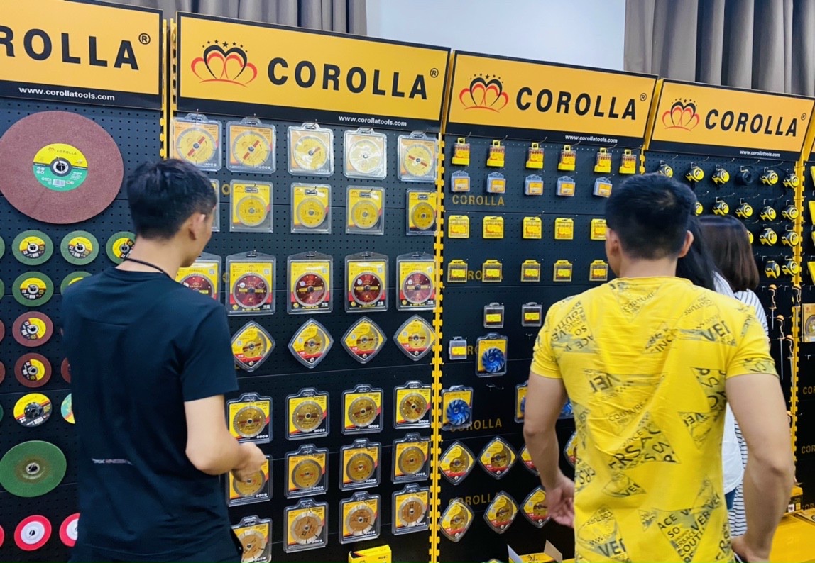 Kệ trưng bày sản phẩm COROLLA vô cùng nổi bật